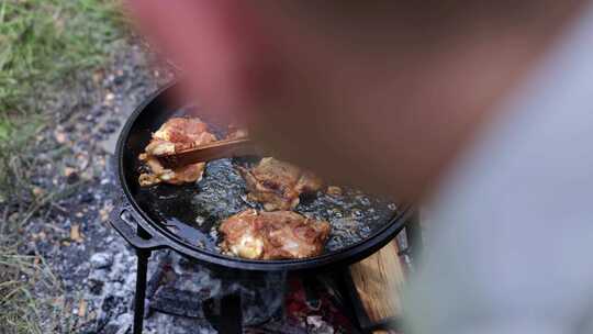 野营厨师用铸铁煎锅烹饪鸡肉