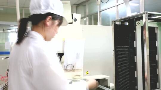 工厂流水线电子厂车间生产工人组装设备视频素材模板下载