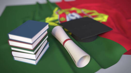 葡萄牙国旗上的毕业帽和文凭视频素材模板下载