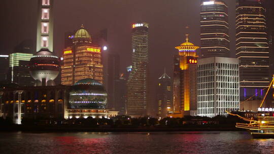 上海晚上高船行驶在江上