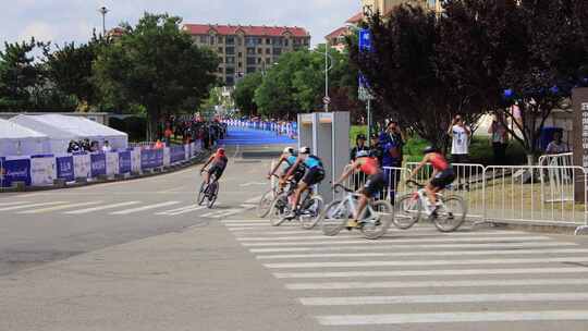2023威海铁人三项世界杯骑行运动员的速度视频素材模板下载