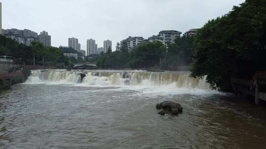 湍流的河水飞驰而下