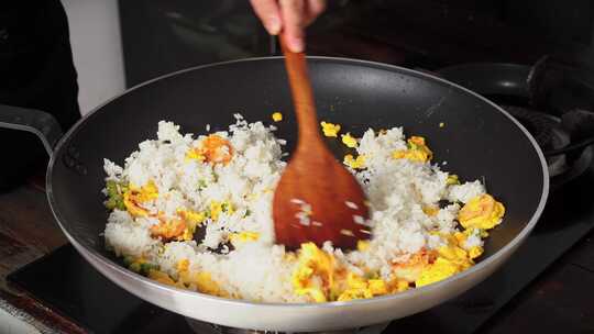 虾仁蛋炒饭烹饪画面