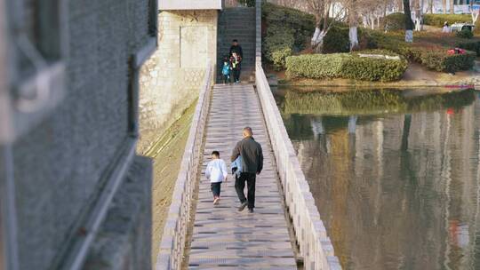 爷爷接小朋友放学的路上