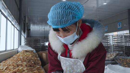 药品生产企业药厂天麻片装箱视频