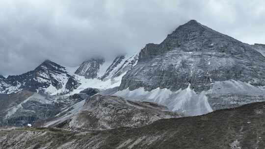 中国四川甘孜稻城亚丁央迈勇山坳云海景观