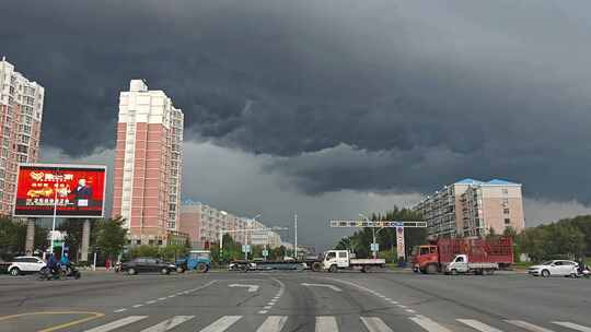 阴云大雨前乌云城市交通岗十字路口停车等灯