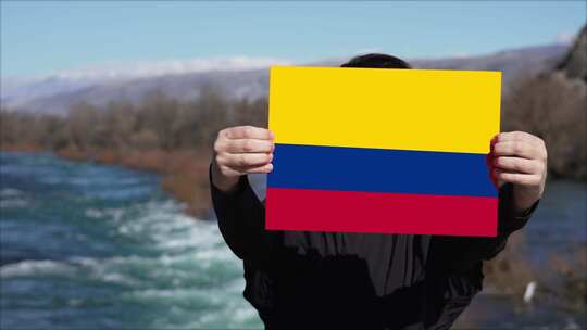 手持哥伦比亚国旗横幅的人