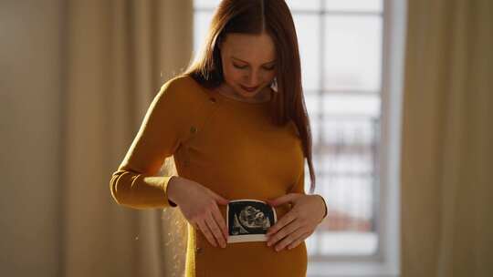 孕妇看超声波报告快乐的孕妇看她的超声波报