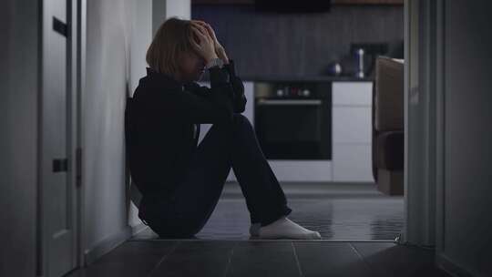 深度抑郁中的悲伤女人视频素材模板下载
