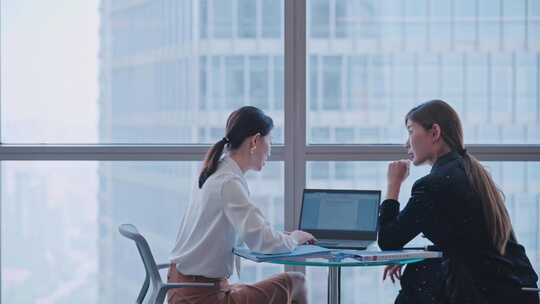 商务女性办公场景交流画面