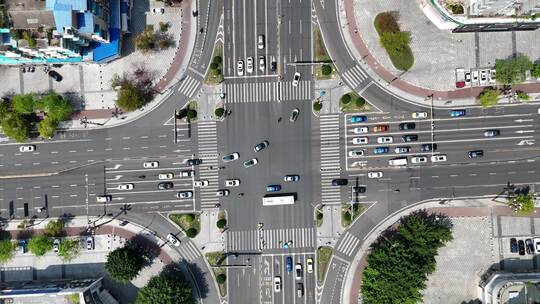 俯拍城市十字路交车辆行驶