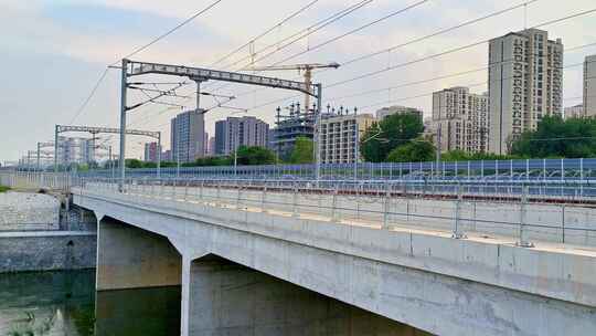 城市高铁进出站