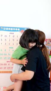 陪伴女儿学习汉语拼音的年轻母亲
