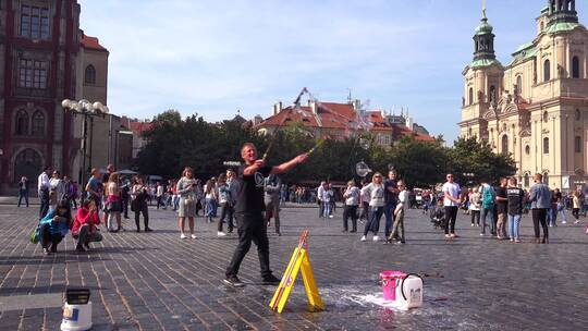 男人在广场上制造大量泡泡