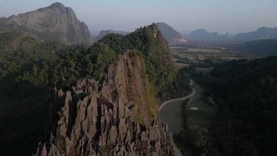 无人机拍摄老挝冒险之都万荣锯齿状悬崖和乡