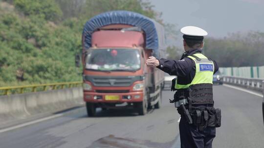 交警指挥交通