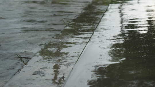 阴天下雨水滴水泥地马路升格