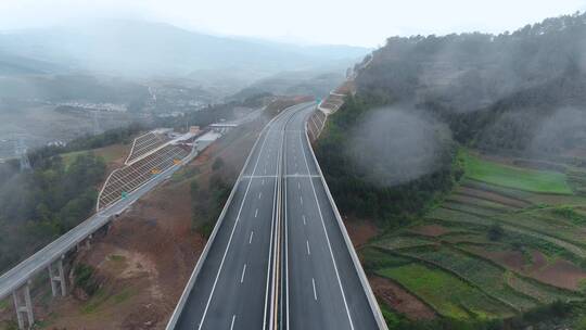 公路视频雨季修建施工中的云南山区高速公路