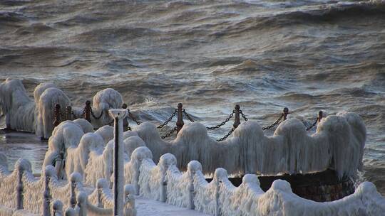 山东威海金海湾栈桥冬天冰封景观海浪