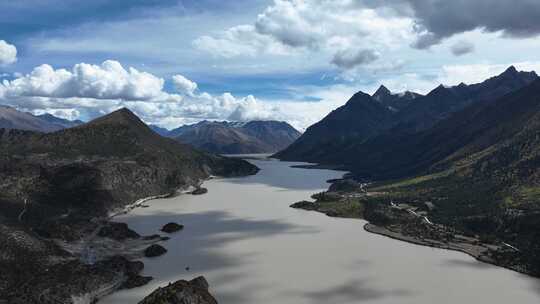 蓝天白云下的西藏昌都然乌湖初秋风景