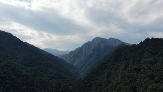 航拍巍峨大山梵净山景区