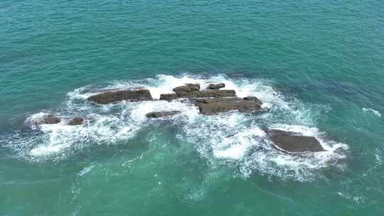 海中礁石航拍海水冲刷礁石潮水海浪拍打岩石