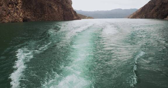 行驶在龙羊峡黄河大峡谷的船