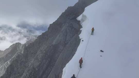 航拍攀登川西横断山脉乌库楚雪山的登山者