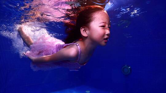 孩子在水下游泳-水下游泳的女孩