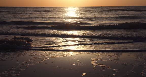 8k实拍早晨金色阳光照耀下的海滩