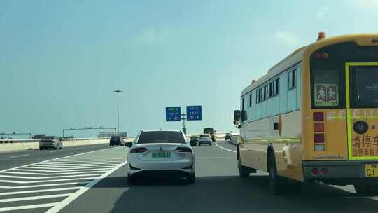 开车行驶在城市道路车流交通车辆车窗外风景