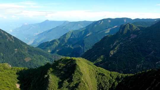 青山叠翠 晴空万里 大地绵延壮丽