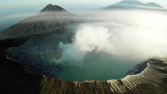 火山口形成的湖泊上面云雾缭绕