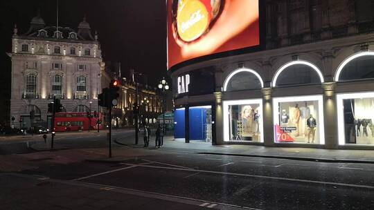 伦敦市中心街头夜晚的夜景视频素材模板下载