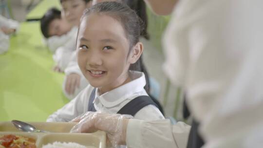 学校饭堂学生吃饭用餐安全打饭食堂营养餐