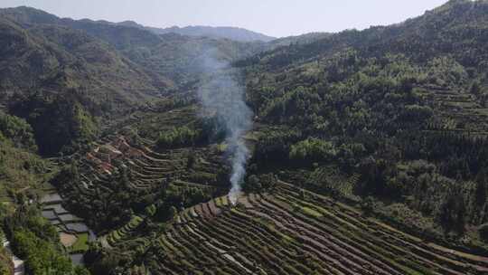 大山中的炊烟烟柱