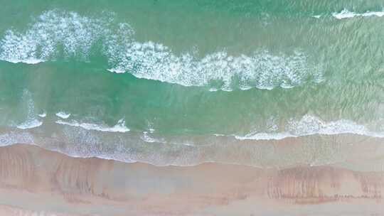 高空俯拍沙滩和海浪空镜