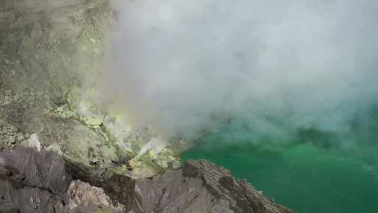 伊延火山酸性湖中冒出的硫磺气体