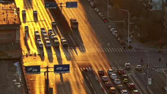 航拍夕阳下的十字路口