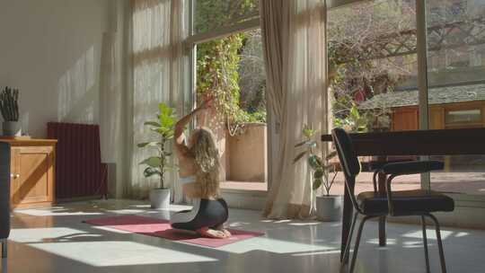 金发女孩在家练习瑜伽视频素材模板下载