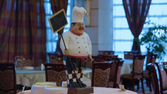 酒店餐厅场景厨师玩偶特写视频