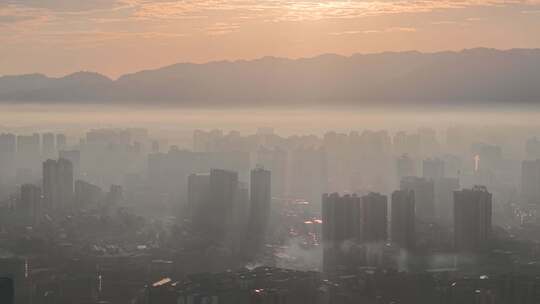 晨雾中的城市与远山全景