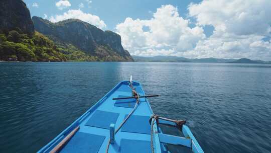 菲律宾巴拉望热带岛屿厄尔尼多，船只悬停在水面上。陡峭的山脉