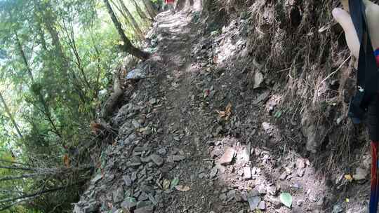 驴友们徒步在梅里雪山北坡的山路上