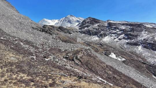 四川阿坝航拍攀登岷山山脉四根香峰的登山者