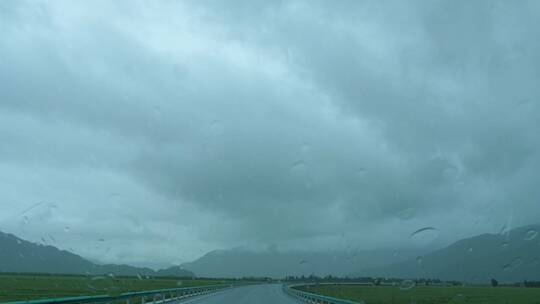 西藏日喀则、白朗乡村下雨、车中拍摄 (3)视频素材模板下载