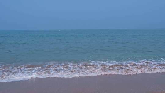 海浪海水冲刷拍打海滩