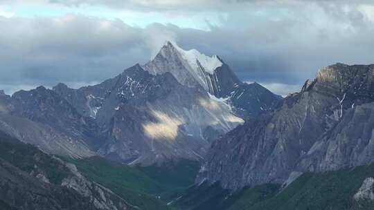 夏季无人机航拍川西甘孜稻城亚丁仙乃日雪山