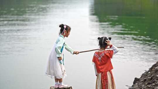 两个小仙女河边玩水